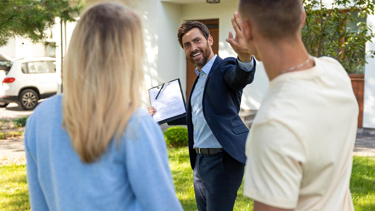 اقامت دائم در کانادا با ارائه تمکن مالی در واقع افسران مهاجرت تنها به موجودی حساب توجه نمیکنند، آنها به دنبال ثبات مالی شما هستند.