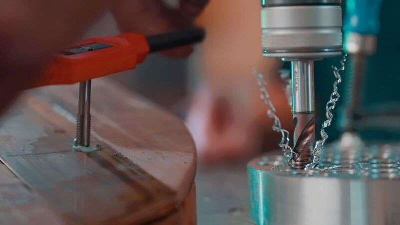 قایسه قلاویزکاری دستی و ماشینی در رزوه‌زنی