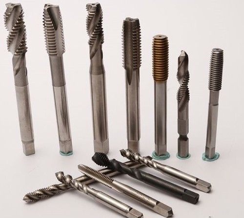 قلاویزهای دستی (با شیارهای مستقیم) و قلاویزهای ماشینی (با شیار مارپیچ)