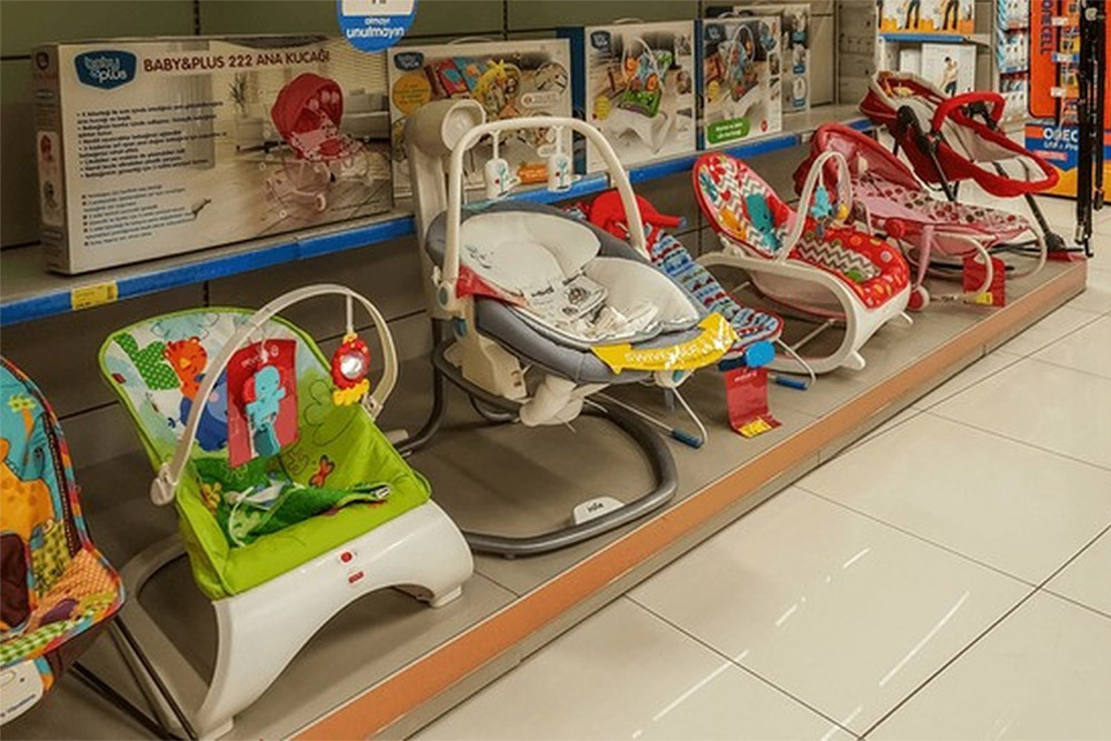 تصویری از  لوازم نوزاد مثل گهواره برقی در یک فروشگاه