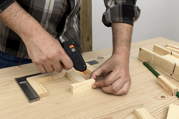 استفاده از چسب حرارتی در نجاری و صنایع چوبی