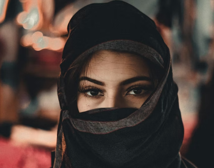 ابروی پرپشت زنانه