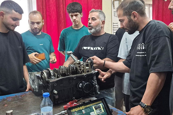 تصویری از دوره آموزش مکانیک خودرو با حضور استاد و مهارتجویان مکانیکی