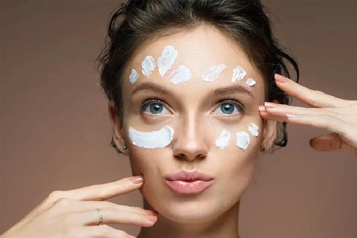 C:\Users\s\Desktop\Should-we-use-a-moisturizer-or-a-hydrator-first-2.jpg