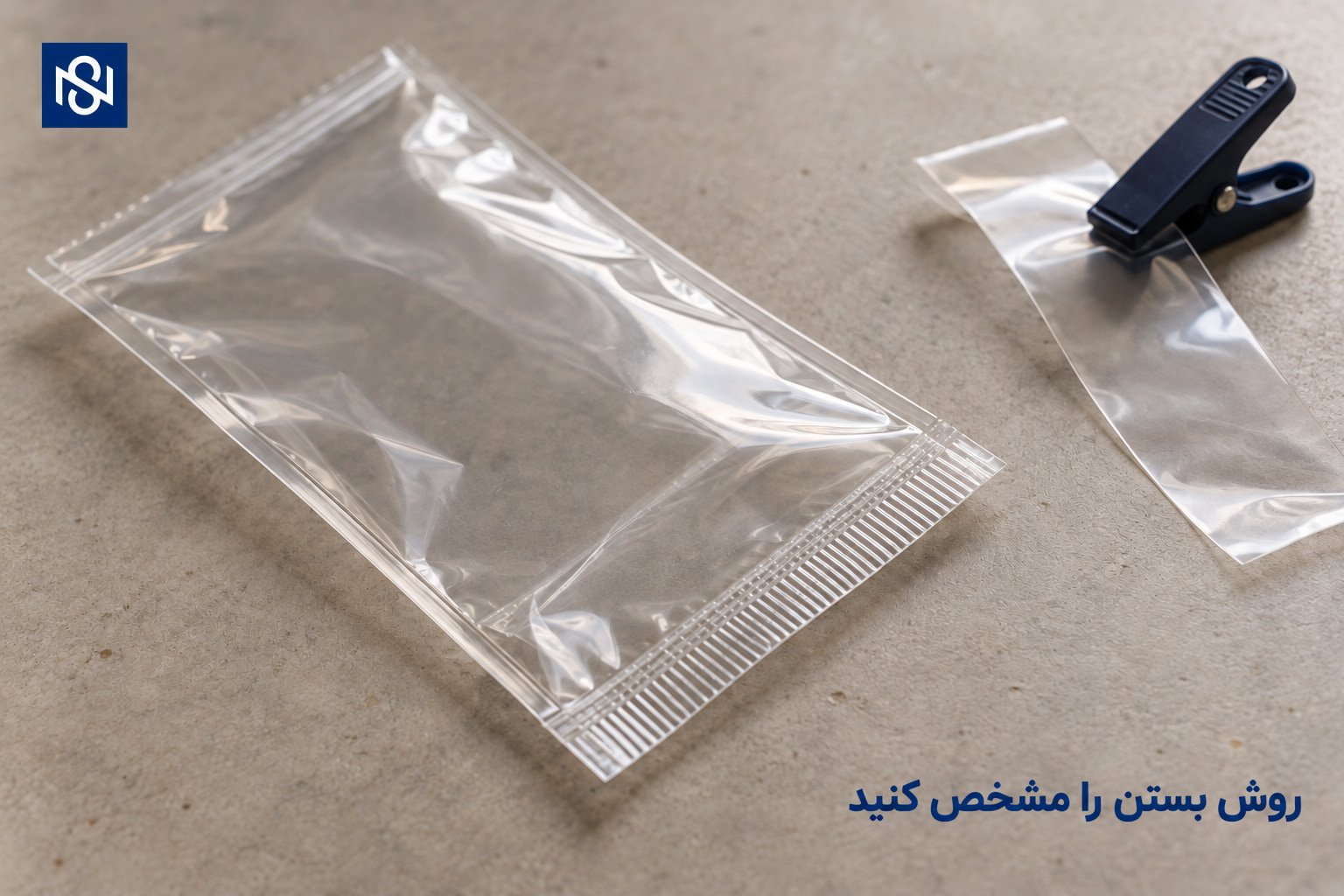 جزئیات دوخت انتهای یک پاکت شفاف خالی روی میز